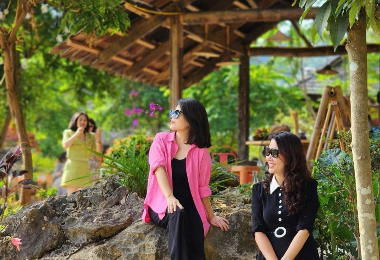 सहारा Moment & Mai Chau